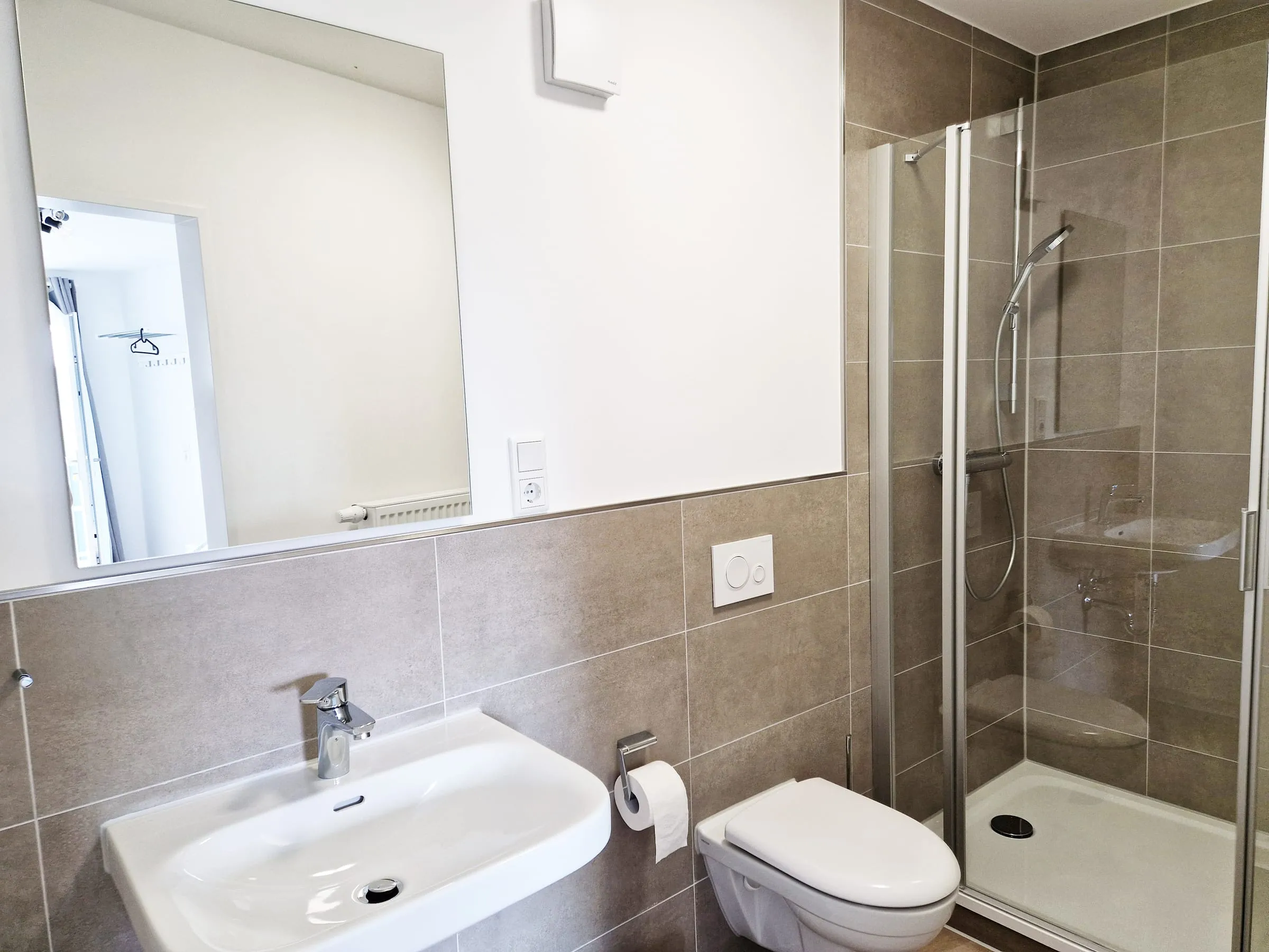 Eigenes Duschbad im Doppelzimmer mit Waschbecken und WC