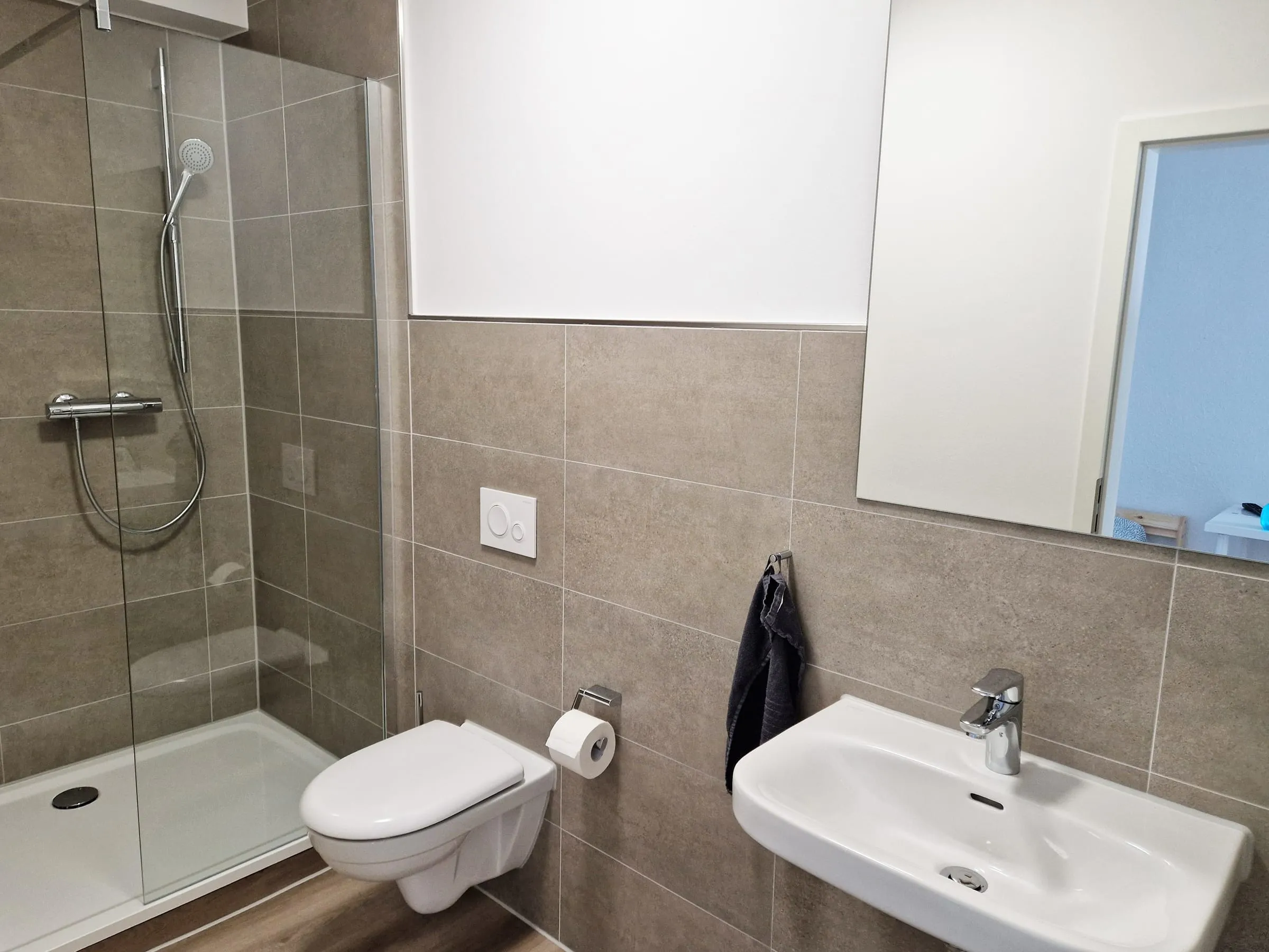Eigenes Duschbad im Dreibettzimmer mit WC, Waschbecken und Dusche