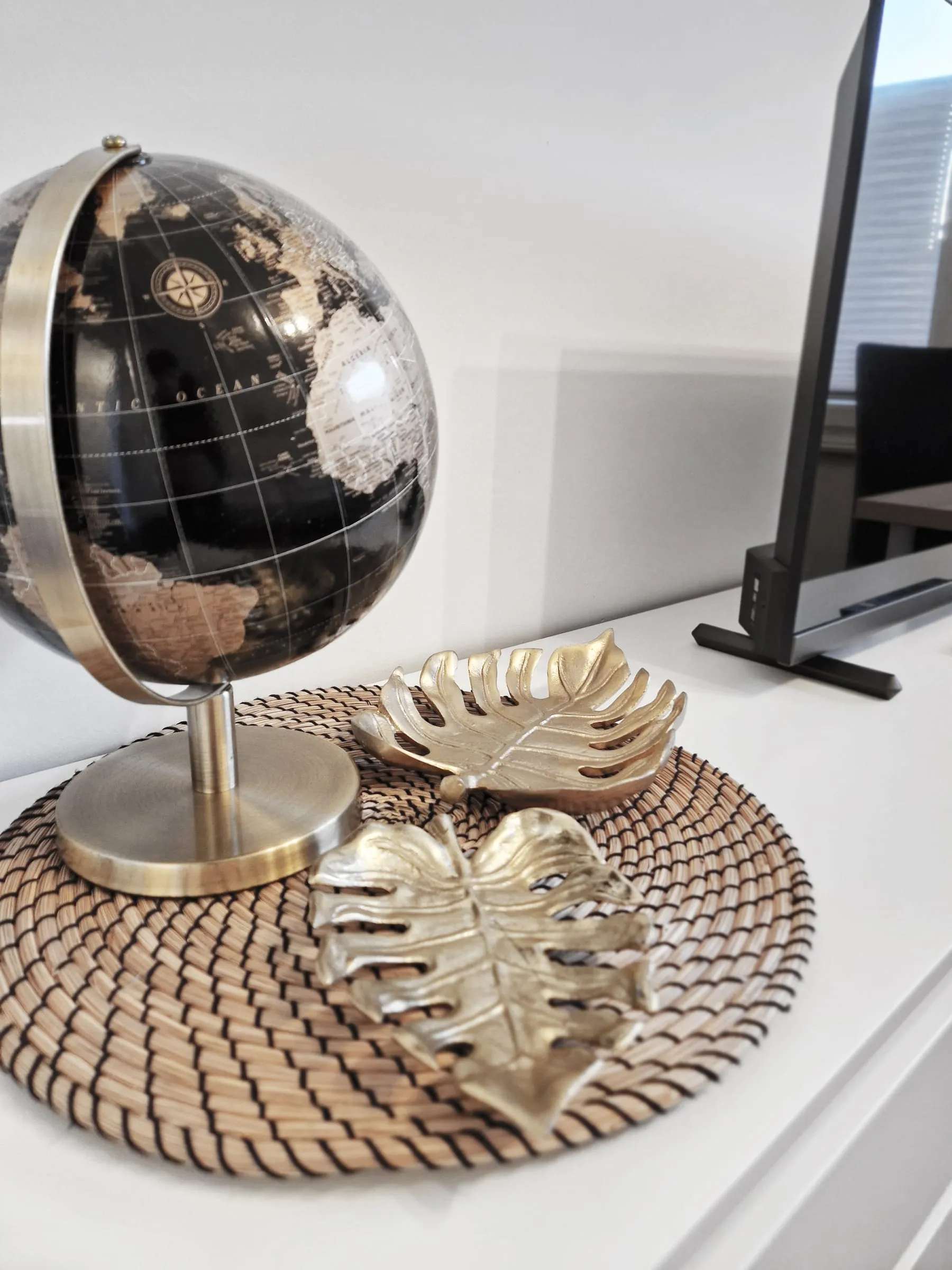 Dekoration mit Globus auf dem Schreibtisch im Premiumzimmer
