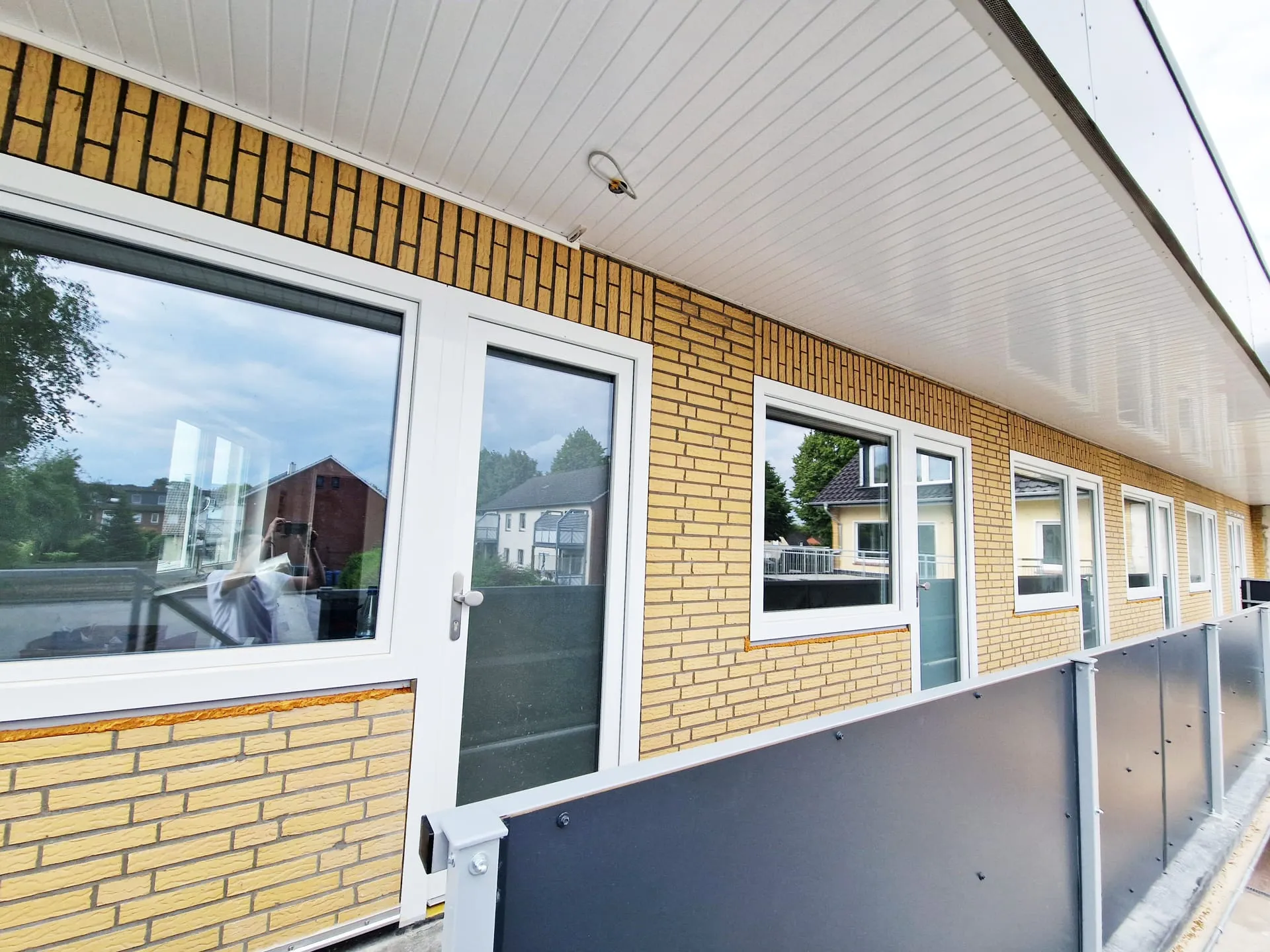 Fensterfront und Balkone des Hauses in Brake von außen