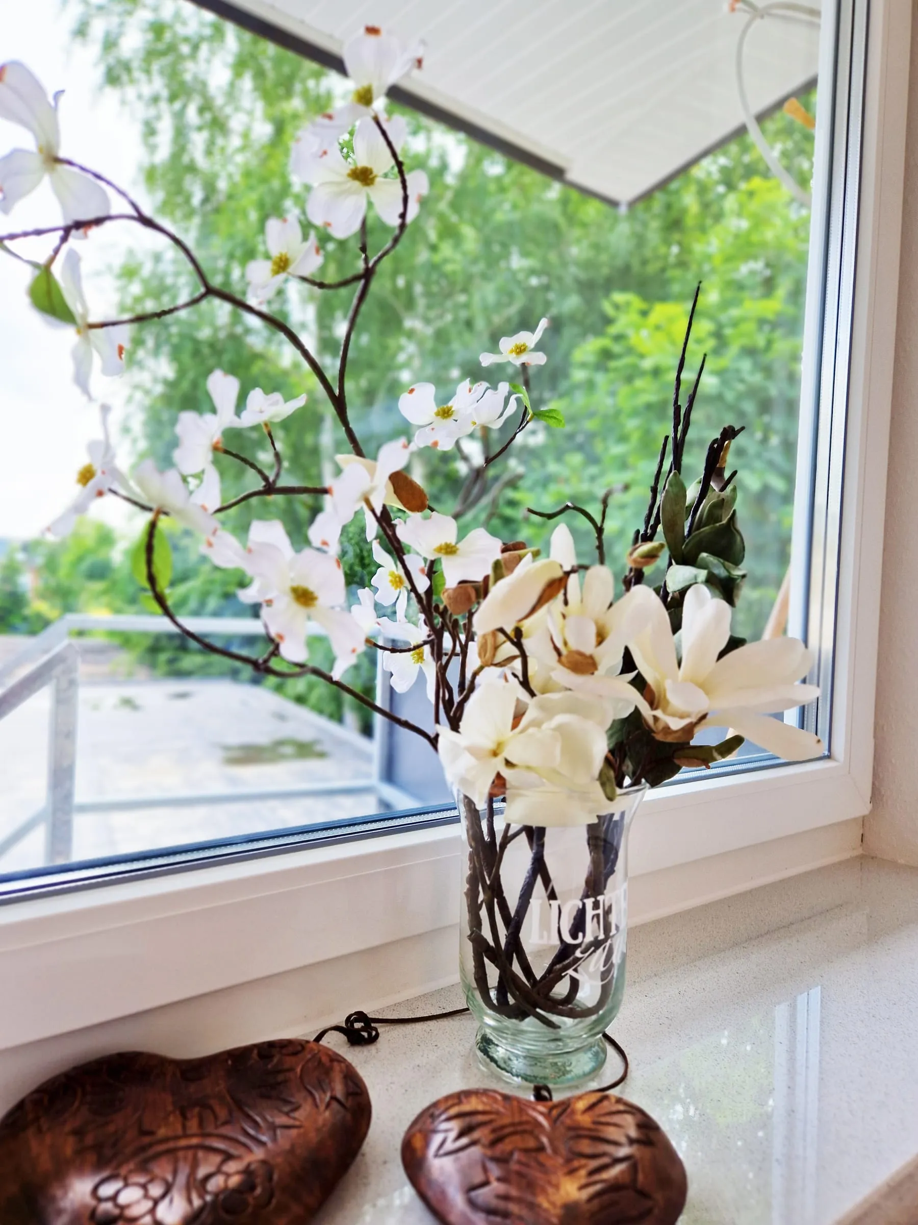 Blumenstrauß am Fenster der Gemeinschaftsküche