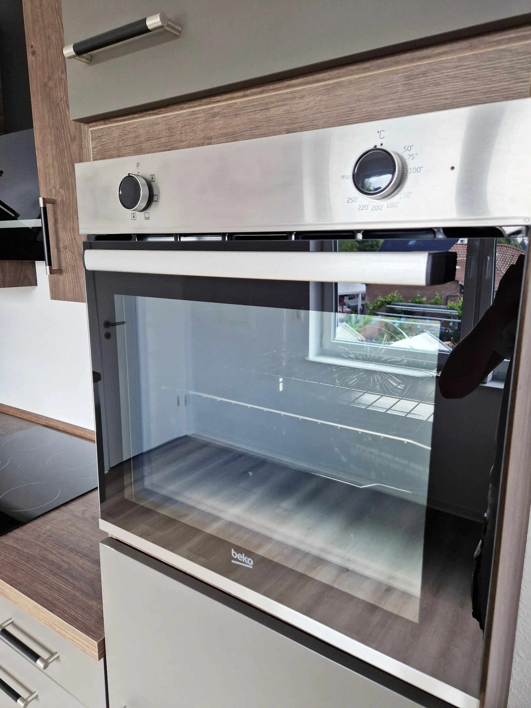 Geöffneter Backofen in der Gemeinschaftsküche