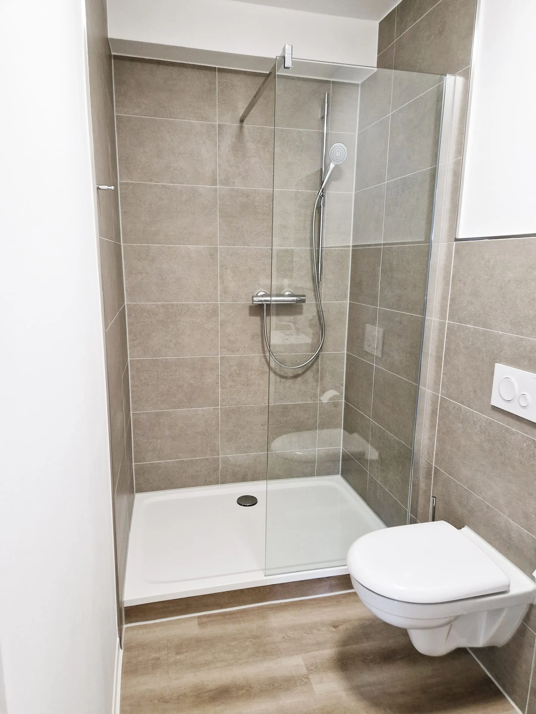 Bodengleiche Dusche im Bad des Dreibettzimmers