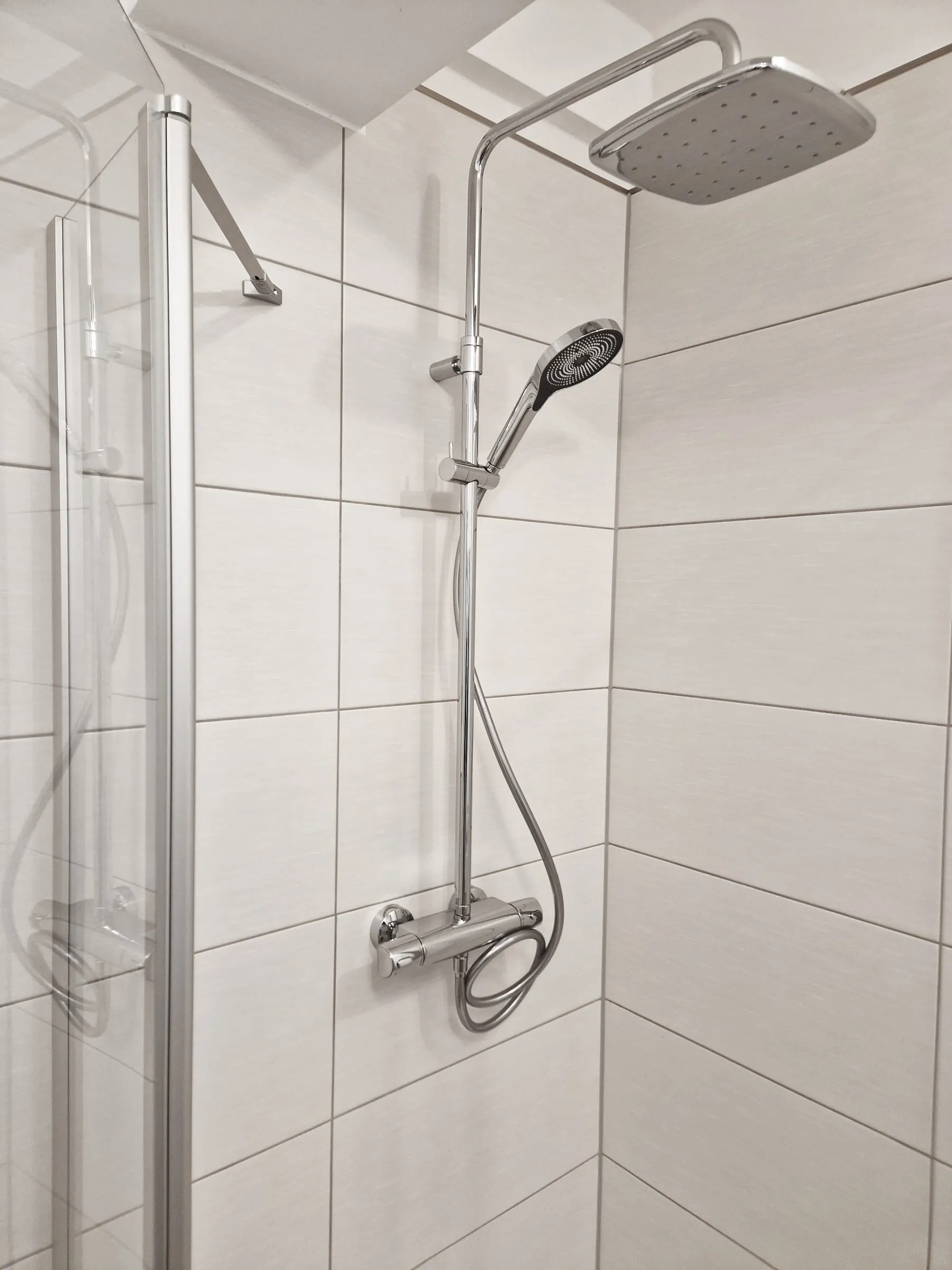 Regendusche hinter Glas im Bad des Premiumzimmers